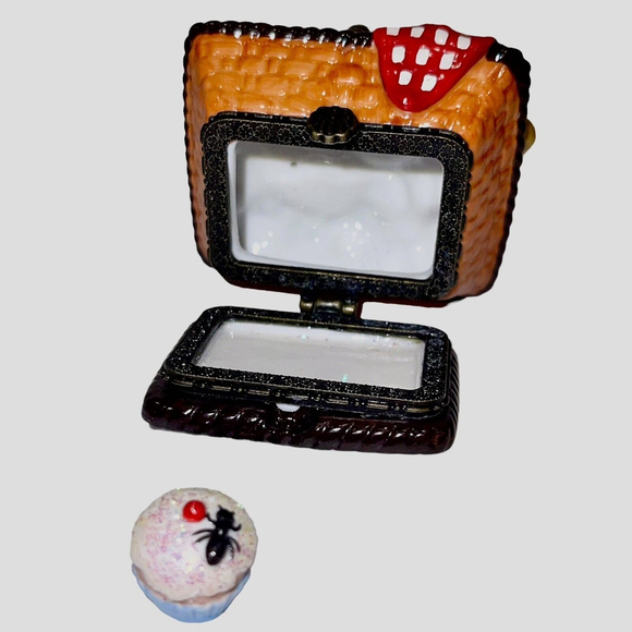 Cooking Club Of America Porcelain Picnic Basket Trinket Box with Cupcake & COA - Picture 5 of 15
